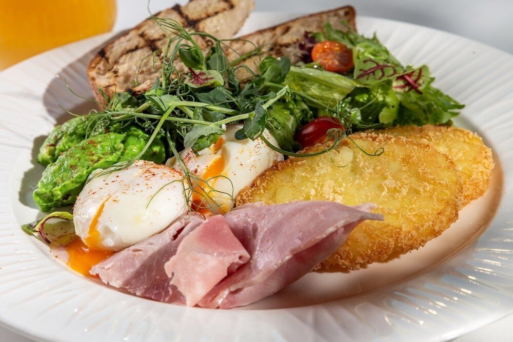 Завтрак с хашбрауном, авокадо и тамбовским окороком