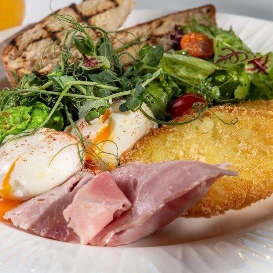 Завтрак с хашбрауном, авокадо и тамбовским окороком