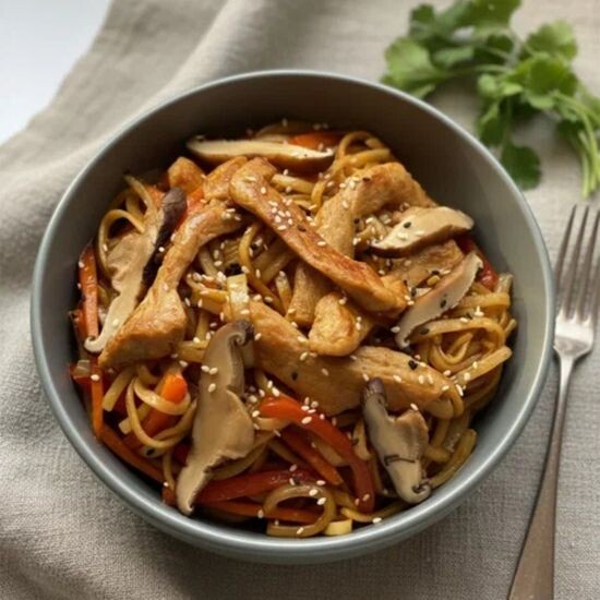 Удон с курицей в соусе гарлик