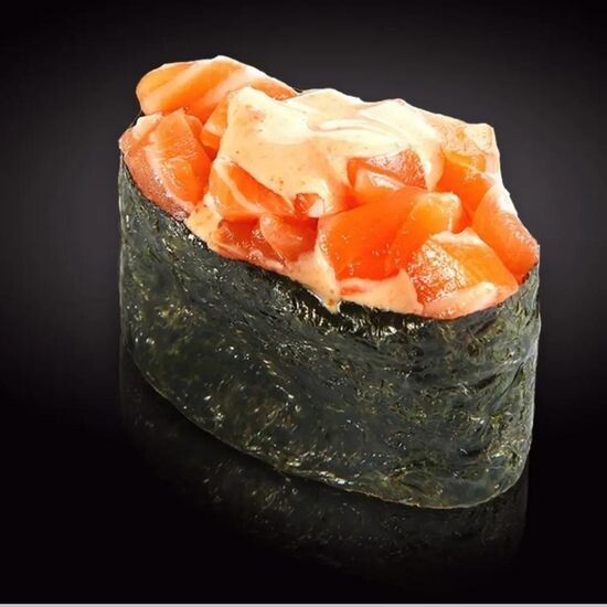 Гункан спайси с лососем 2шт