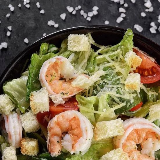 Салат Цезарь с креветками