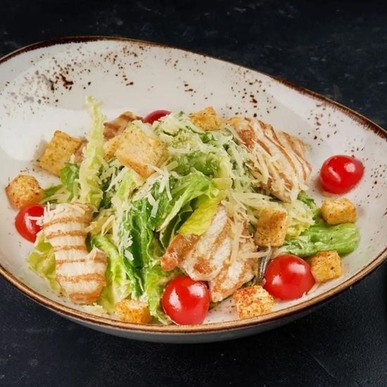 Салат Цезарь с курицей