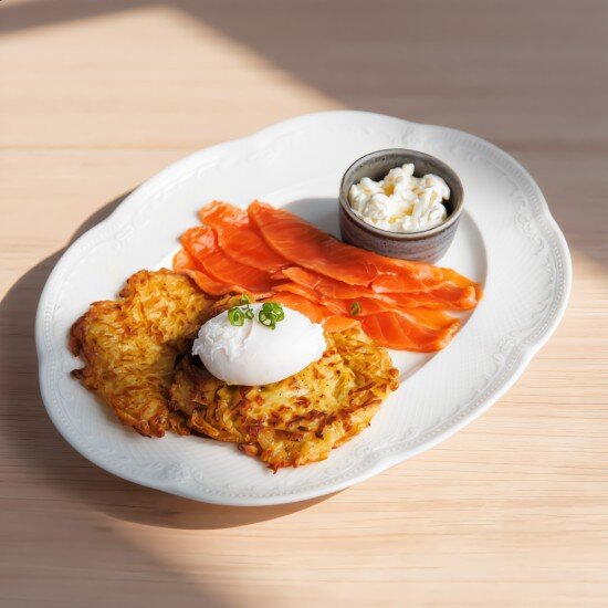 Картофельные решти с лососем слабой соли