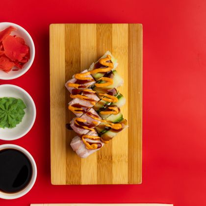 Ролл с беконом и огурцом