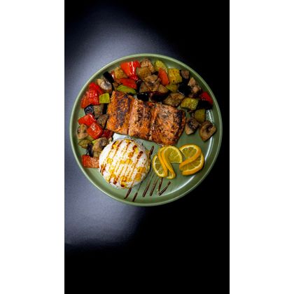 Лосось с овощами