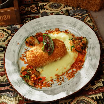 Котлета по-киевски из трески с картофельным пюре и овощной сальсой