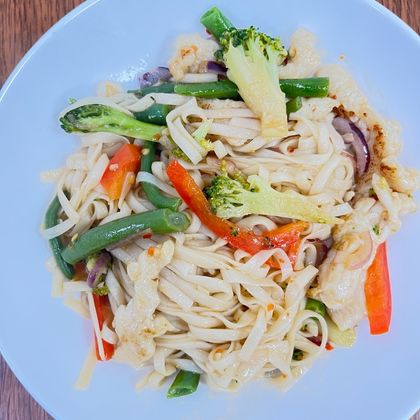 Удон с курицей в сладком чили соусе