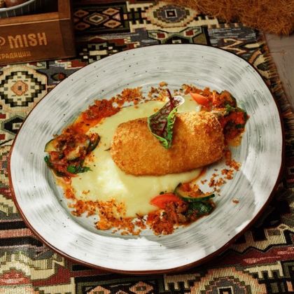 Котлета по-киевски из трески с картофельным пюре и овощной сальсой