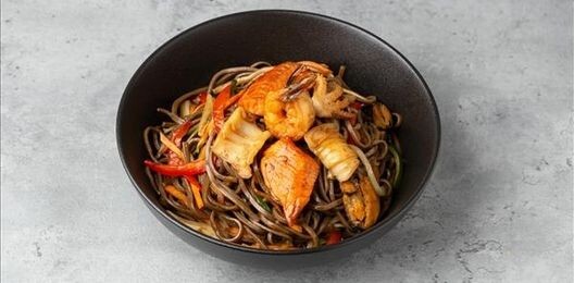 Гречневая лапша с морепродуктами