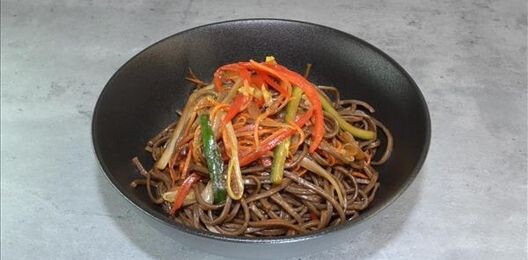 Гречневая лапша с овощами