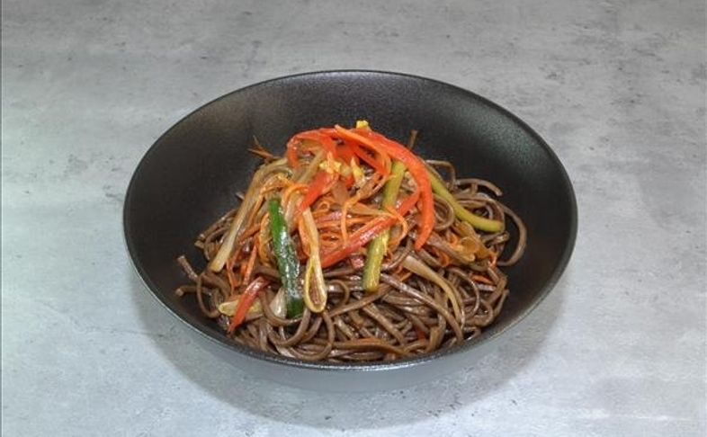 Гречневая лапша с овощами