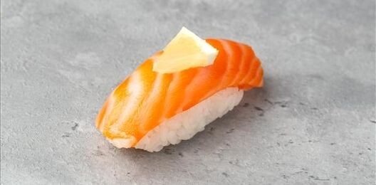 Суши с копчёным лососем