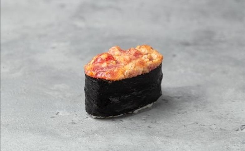 Острые суши с тунцом