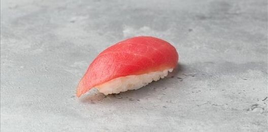 Суши с тунцом