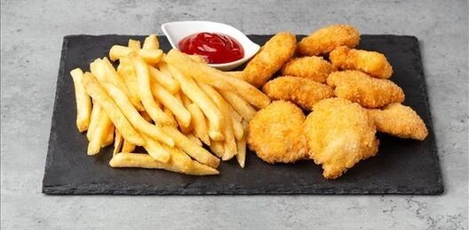 Куриные наггетсы с картофелем фри и кетчупом