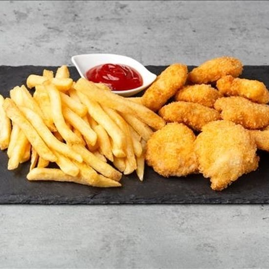 Куриные наггетсы с картофелем фри и кетчупом