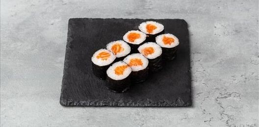Тонкий ролл с лососем