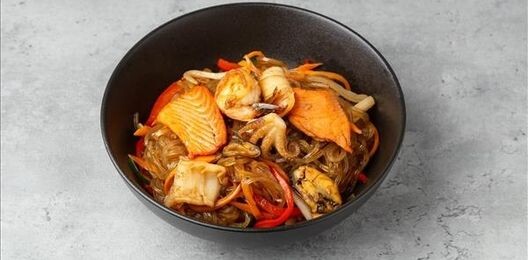 Крахмальная лапша с морепродуктами