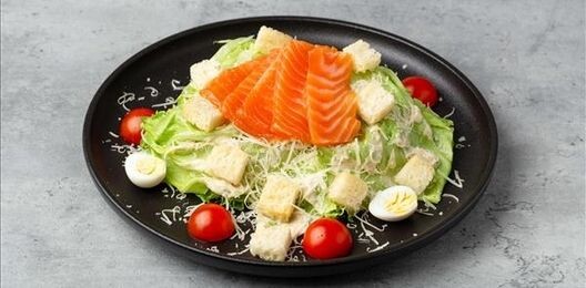 Салат «Цезарь с копченым лососем»