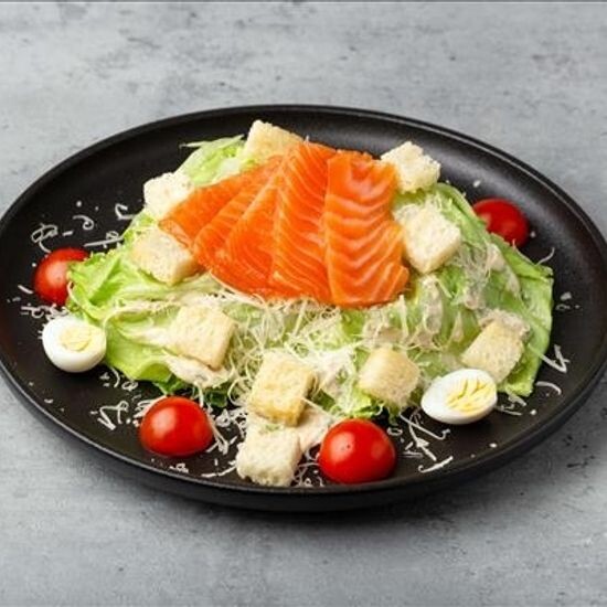 Салат «Цезарь с копченым лососем»