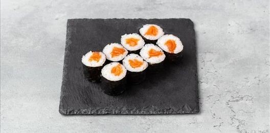 Тонкий ролл с копченым лососем