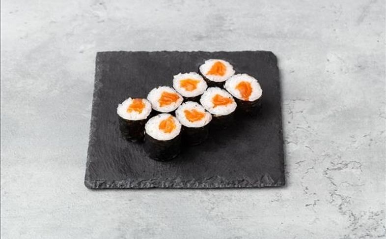Тонкий ролл с копченым лососем