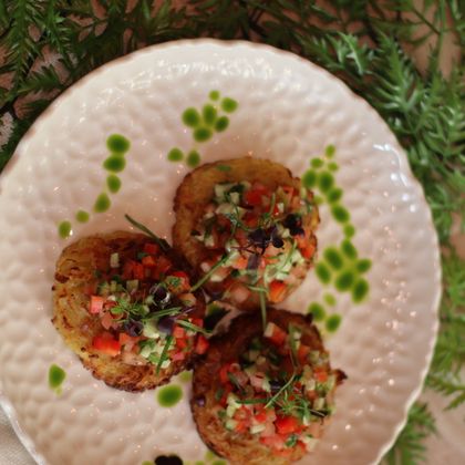 Картофельные драники с овощной сальсой