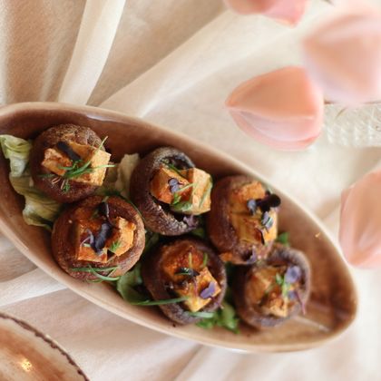 Запеченные шляпки шампиньонов с Тофу