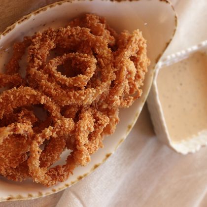 Луковые кольца с ореховым соусом