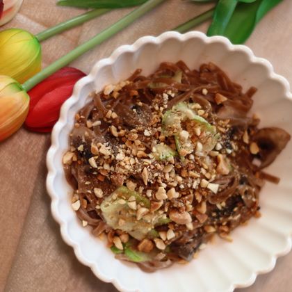 Соба с цукини, грибами и орехами