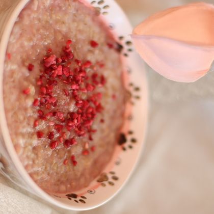 Каша овсяная на кокосовом молоке с клубникой