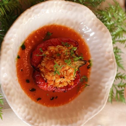 Перец, фаршированный рисом и овощами