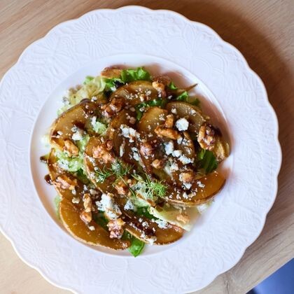 Салат с карамелизированной грушей и сыром дор-блю