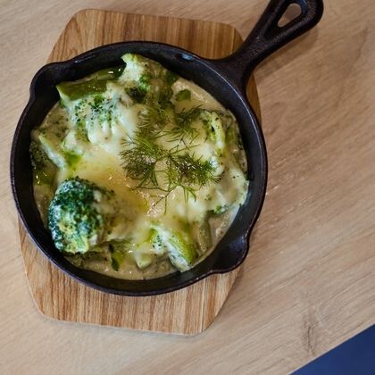 Брокколи в трюфельном соусе под сырной шапкой