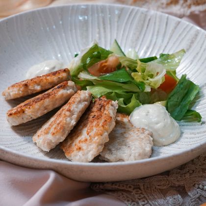 Рубленые куриные котлетки с овощами и соусом