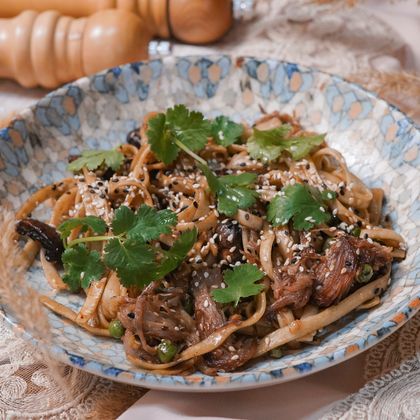 Лапша удон с томленой говядиной и грибами