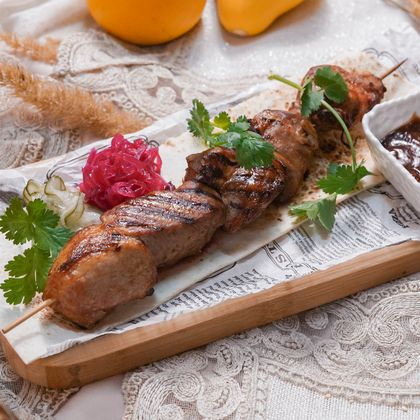 Шашлык из свинины на гриле с маринованными овощами