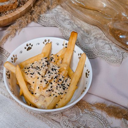 Картофель фри с беконом и сырным соусом