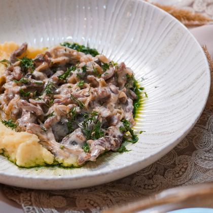 Строганов из телятины с картофельным кремом