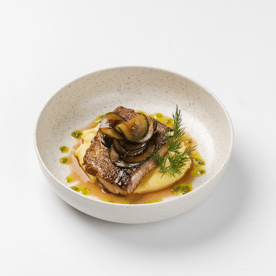 Терпуг на гриле с картофельным пюре и азиатскими огурцами