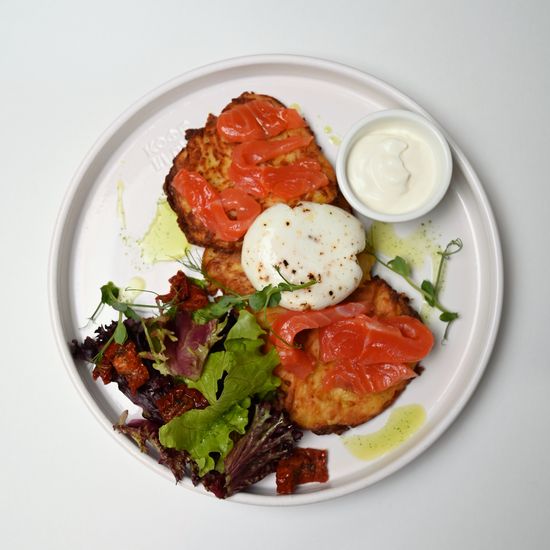 Драники с лососем, авокадо,  яйцом пашот и сметаной