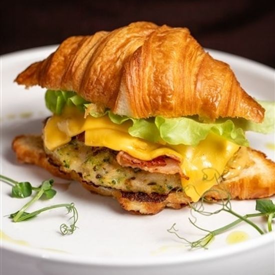Круассан с куриной котлетой, беконом, сыром чеддер и горчичным соусом