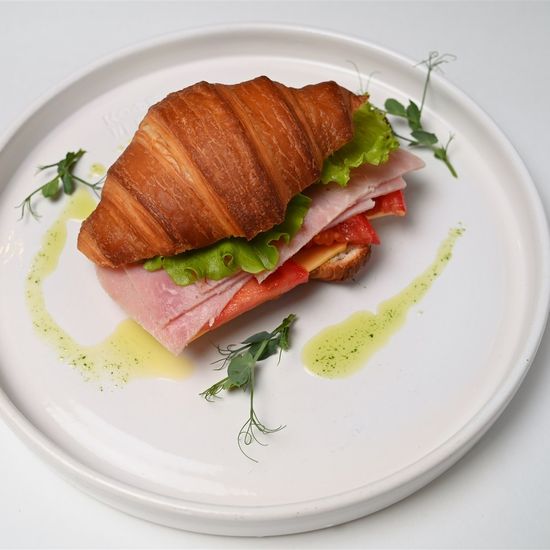 Круассан с ветчиной и сыром