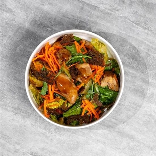 Тёплый салат с куриными бёдрышками терияки и корейской морковью