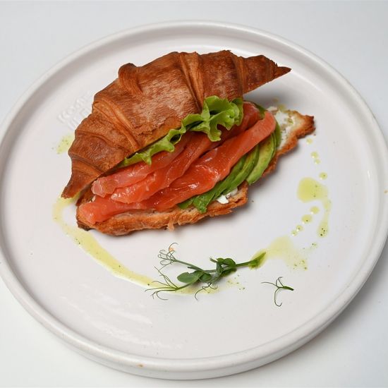 Круассан с лососем, авокадо и микс салатом