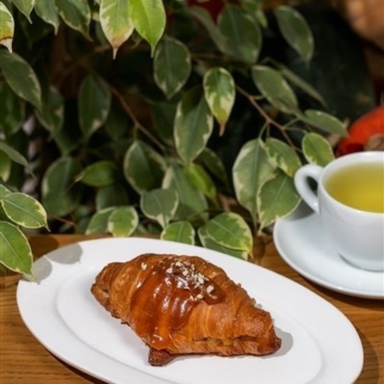 Круассан с карамелью и карамелизированным яблоком