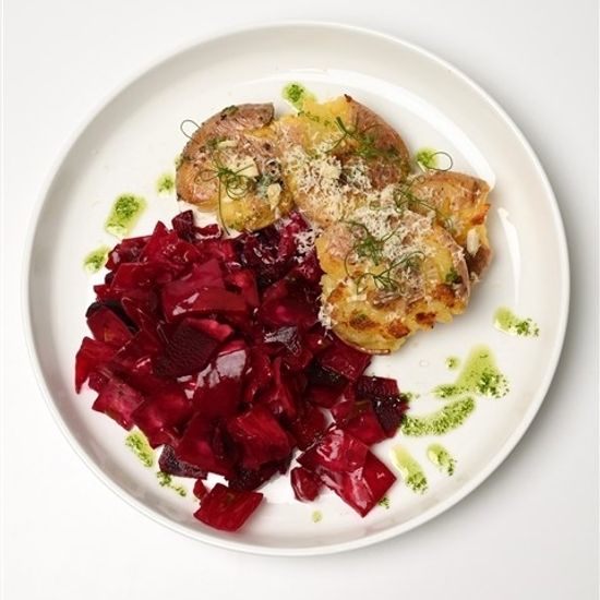 Мятый бейби-картофель с ферментированной капустой