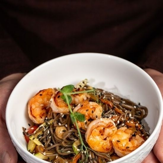 Гречневая лапша с креветками, шампиньонами, цукини, томатами черри и соусом терияки