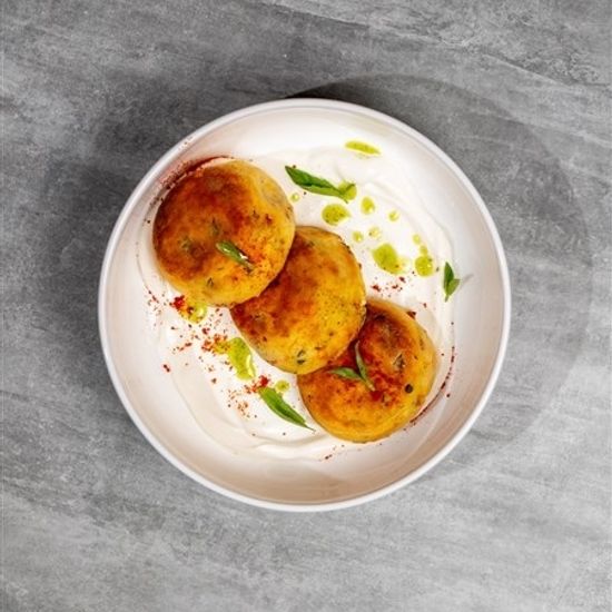 Сырники сытные с вялеными томатами, сметаной и соусом песто