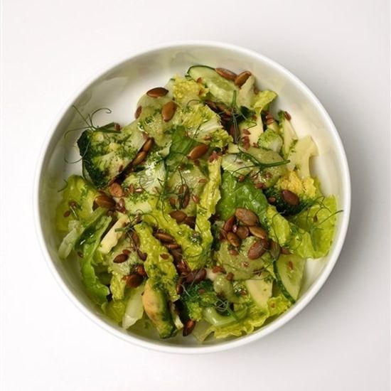 Зеленый салат с кешью-кремом